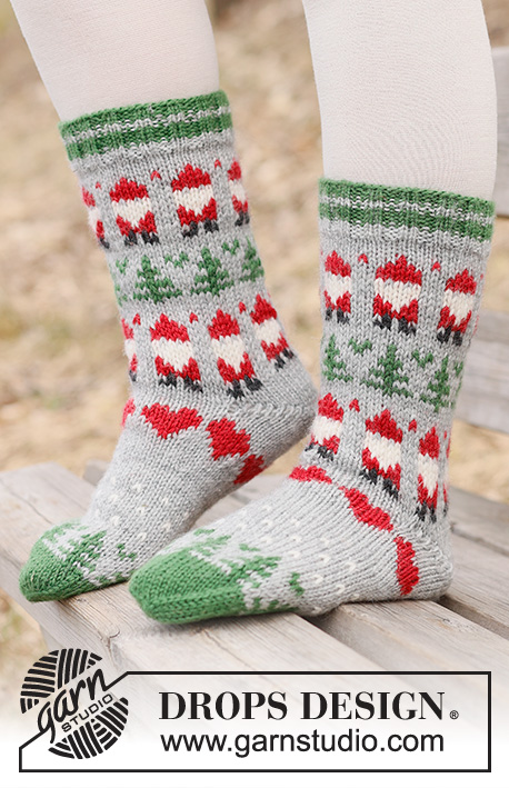 Christmas Time Socks / DROPS Children 44-20 - Kötött zokni gyerekeknek DROPS Karisma fonalból. A darabot fentről lefelé kötjük, színes télapó, karácsonyfa és szív mintával 24 - 43-as méretben Téma: Karácsony