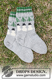 Snowman Time Socks / DROPS Children 44-21 - Gebreide sokken voor kinderen in DROPS Karisma. Het werk wordt van boven naar beneden gebreid met sneeuwpop en kerstboom patroon. Maten 24 – 43. Thema: Kerst.