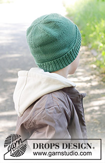 Forest Wander Hat / DROPS Children 47-25 - Lapsen neulottu myssy DROPS Merino Extra Fine -langasta. Työssä on sileää neuletta ja taitereuna. Koot 2 - 12 vuotta.