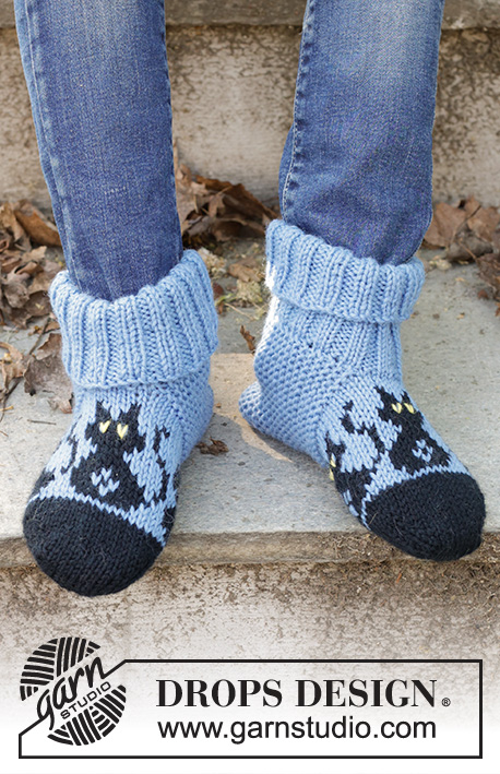 Bewitched Cat Socks / DROPS Children 47-28 - Chaussons tricotés pour enfant en DROPS Karisma. Se tricotent à partir de la pointe, avec jacquard chats. Du 24 au 43. Thème: Halloween.