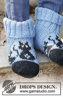 Bewitched Cat Socks / DROPS Children 47-28 - Kapcie dziecięce na drutach z włóczki DROPS Karisma. Przerabiane od palców, z żakardem w koty. Od 24 do 43. Temat: Halloween.