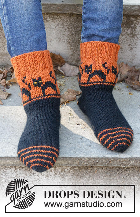 Spooky Sunset Socks / DROPS Children 47-29 - Chaussettes tricotées pour enfant en DROPS Karisma. Se tricotent à partir de la pointe, avec jacquard chats. Du 35 au 43. Thème: Halloween.