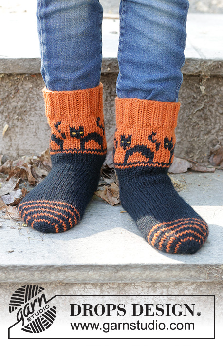 Spooky Sunset Socks / DROPS Children 47-29 - Chaussettes tricotées pour enfant en DROPS Karisma. Se tricotent à partir de la pointe, avec jacquard chats. Du 35 au 43. Thème: Halloween.