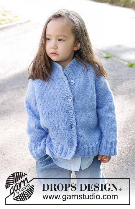 Little Cloud Blue Cardigan / DROPS Children 47-3 - Gilet tricoté de haut en bas pour enfant, en DROPS Air. Se tricote en jersey, avec col montant et emmanchures raglan. Du 2 au 12 ans.
