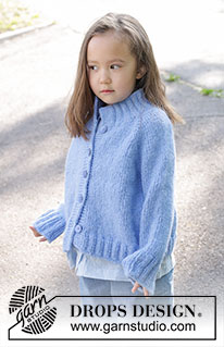 Little Cloud Blue Cardigan / DROPS Children 47-3 - Gebreid vest voor kinderen in DROPS Air. Het werk wordt van boven naar beneden gebreid met tricotsteek, hoge hals en raglan. Maten 2 – 12 jaar.