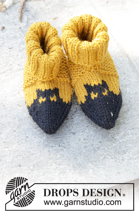 Holy Socks! / DROPS Children 47-30 - Pantofole per bambini lavorate ai ferri in DROPS Alaska. Lavorate dalla punta verso l’alto, con motivo multicolore con pipistrelli. Taglie: 24-43. Tema: Halloween.