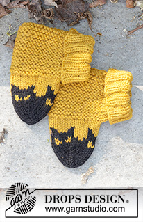 Holy Socks! / DROPS Children 47-30 - Kapcie dziecięce na drutach, z włóczki DROPS Alaska. Przerabiane od palców, z żakardem w nietoperze. Od 24 do 43. Temat: Halloween.