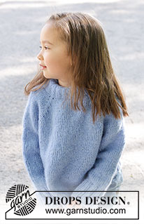 Little Cloud Blue Sweater / DROPS Children 47-4 - Lapsen ylhäältä alas neulottu pusero DROPS Air-langasta. Työssä on sileää neuletta, kaksinkertainen pääntien reunus ja raglanlinjat. Koot 2 - 12 vuotta.